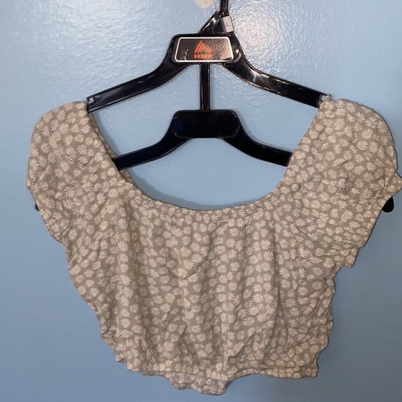 Light green and floral off the shoulder croptop - Picture 2 of 2